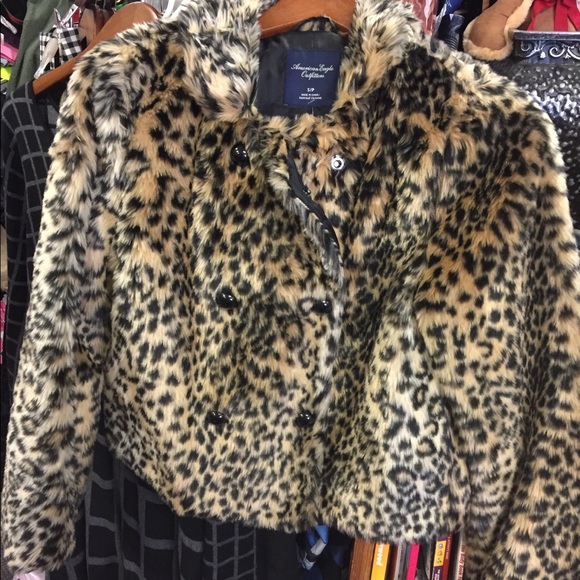 American Eagle faux fur jacket. Snap closure. - Picture 1 of 5
